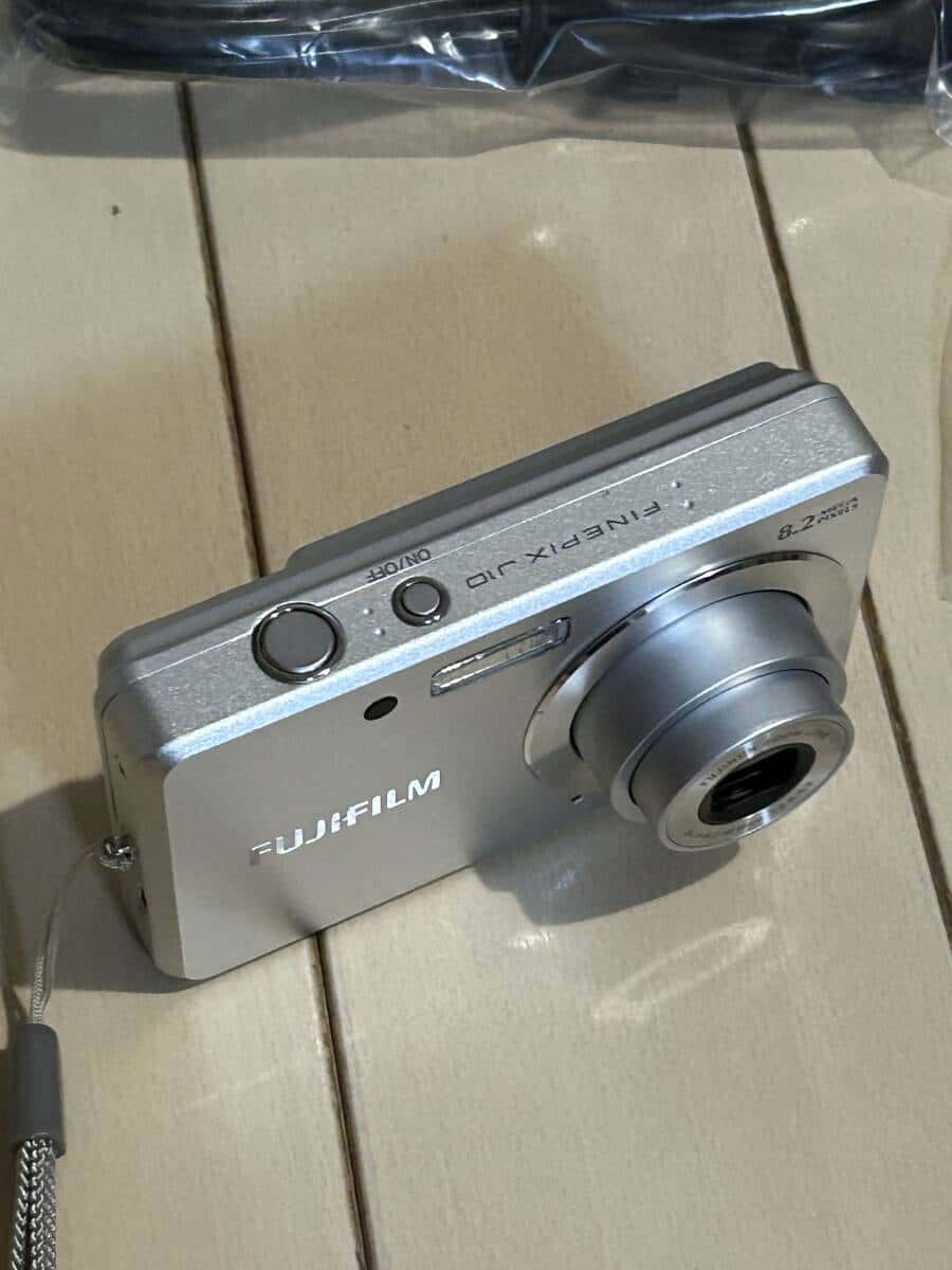 FUJIFILM【 finepix J10】シルバー 新品バッテリー付き Amazon | FUJIFILM デジタルカメラ FinePix(ファインピックス