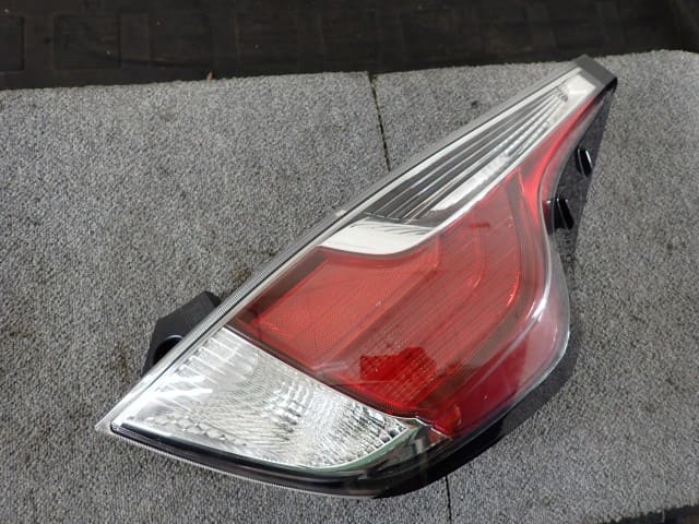 パーツ Toyota Aqua NHP10 Right Tail Lamp Used]Right Tail Light TOYOTA Aqua 2016 DAA-NHP10 8155152D00 - BE