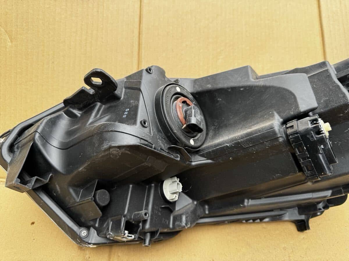 Used]Honda Vezel hybrid RU3/RU4 Right headlight LED KOITO 100