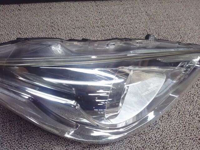Used]Aqua NHP10 Right Headlight LED Koito 52-293 81110-52K60 light
