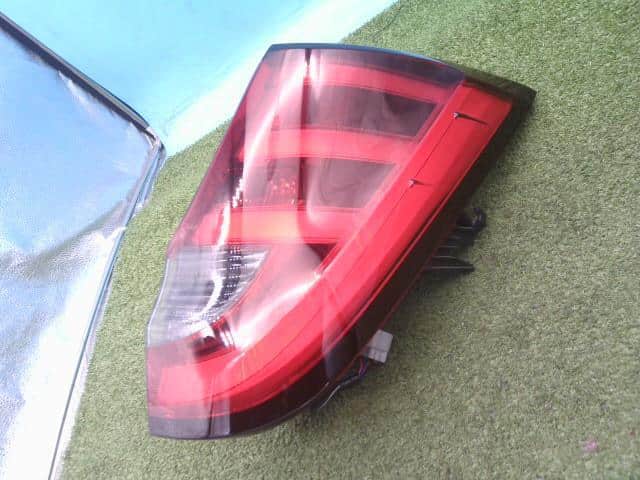 ノア 6AA-ZWR90W 右テールランプ 81551-V1010 MZRA90W G S-G X KOITO
