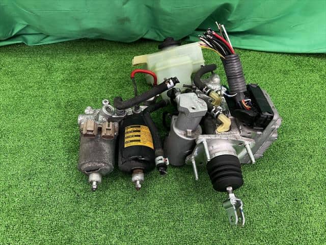 Used]ABS Actuator TOYOTA Aqua 2012 DAA-NHP10 4705052030 - BE