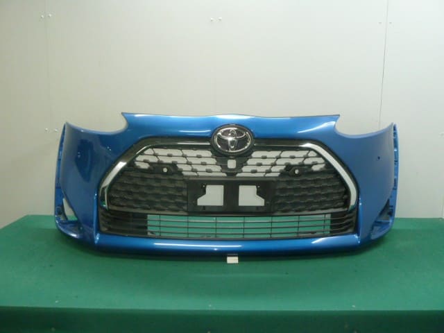 Used]Front Bumper TOYOTA Sienta 2018 DBA-NSP170G 後期 8T7 ｾﾝｻｰ穴X2