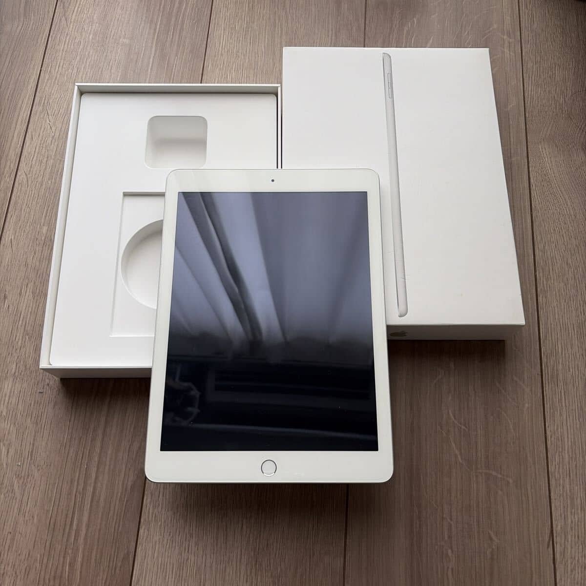 Used]iPad five generations Wi-Fi silver 32GB MP2G2J/A modelA1822