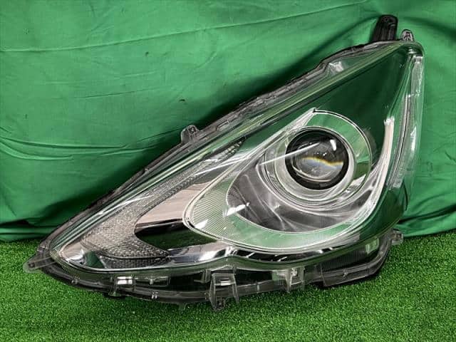 Used]Left Headlight TOYOTA Aqua 2014 DAA-NHP10 8115052K60 - BE