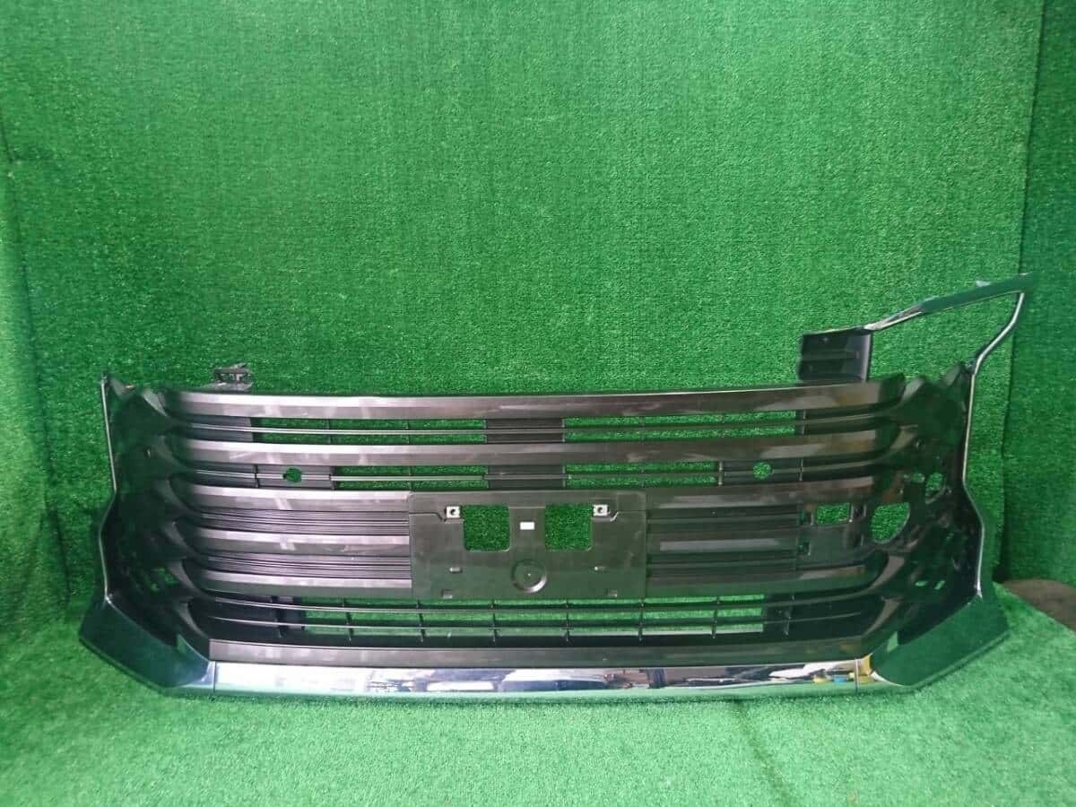 Used]ZWR90 Voxy radiator lower grill 53102-V1020 (80091) - BE