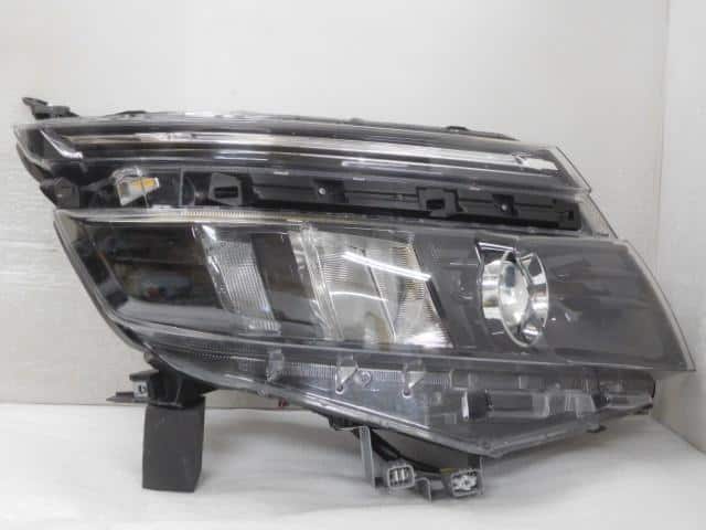 [Used]Right Headlight TOYOTA Voxy 2014 DBA-ZRR80W 8113028D20 - BE ...