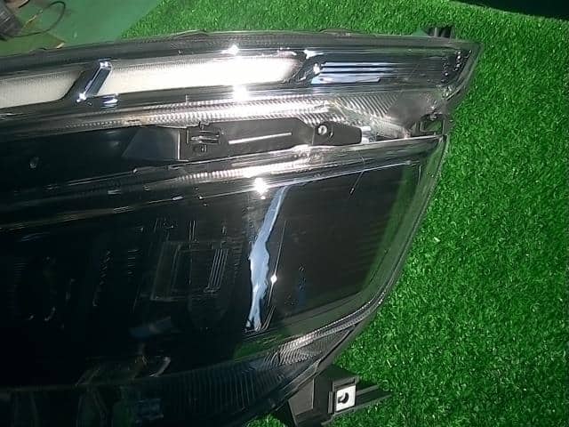 [Used]Left Headlight TOYOTA Voxy 2019 DBA-ZRR80W 8117028J10 - BE ...