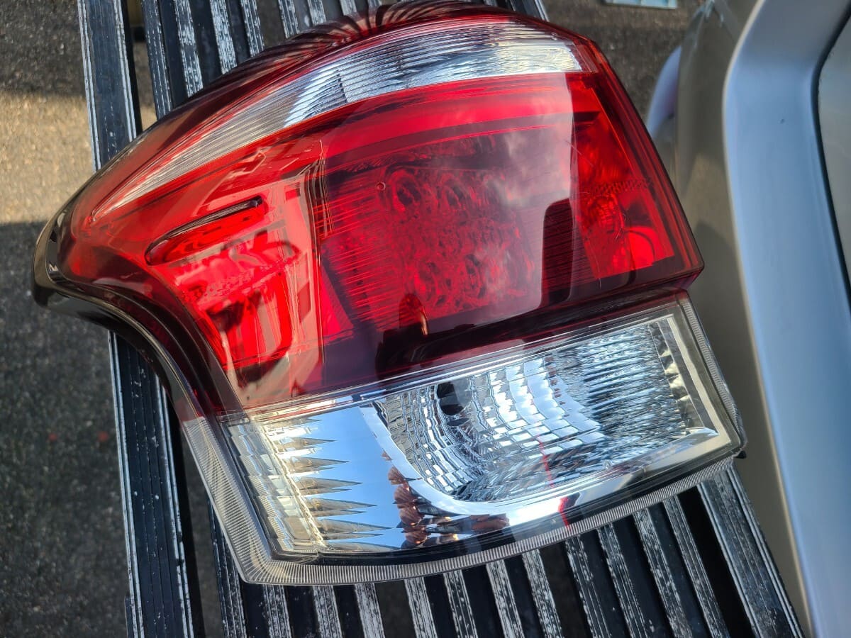 NZE161G NZE164G ZRE162G NKE165G カローラフィールダー純正右ヘッド