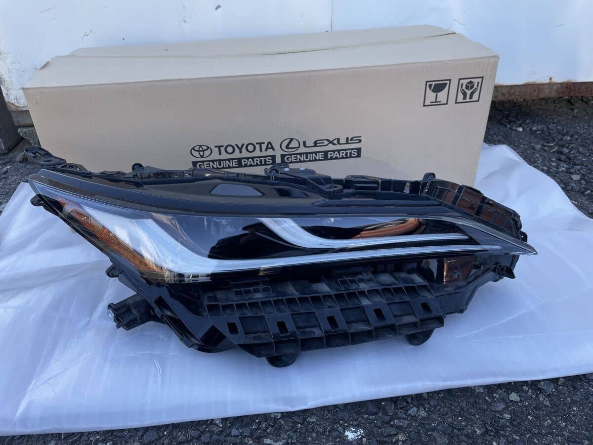 Used]Toyota Harrier MXUA80 Right Headlight LED KOITO 48-233 carved