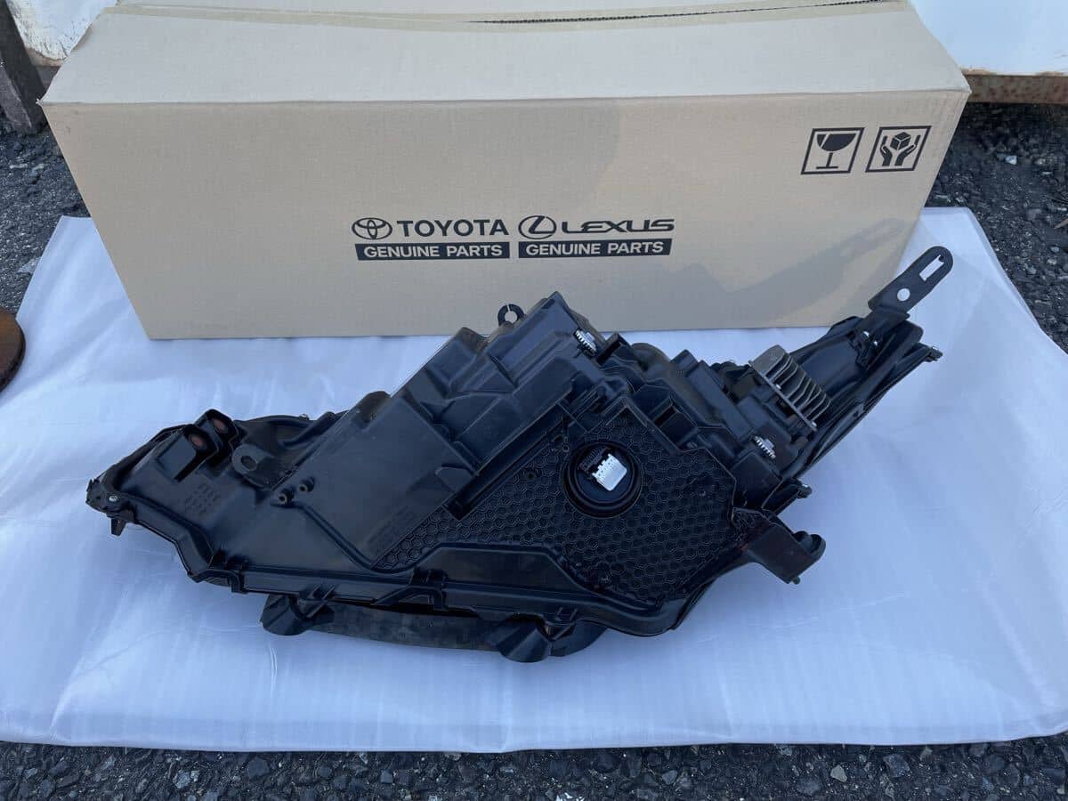 Used]Toyota Harrier MXUA80 Right Headlight LED KOITO 48-233 carved