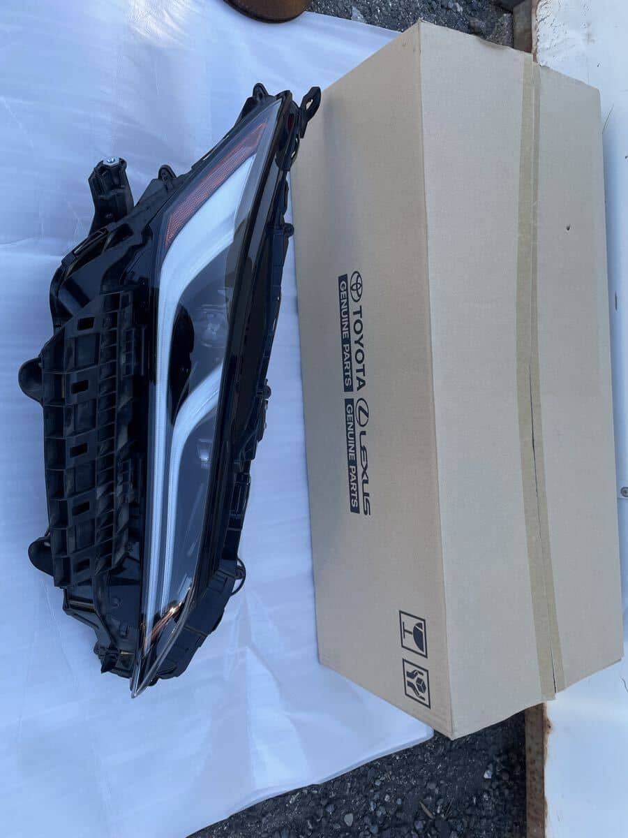 Used]Toyota Harrier MXUA80 Right Headlight LED KOITO 48-233 carved