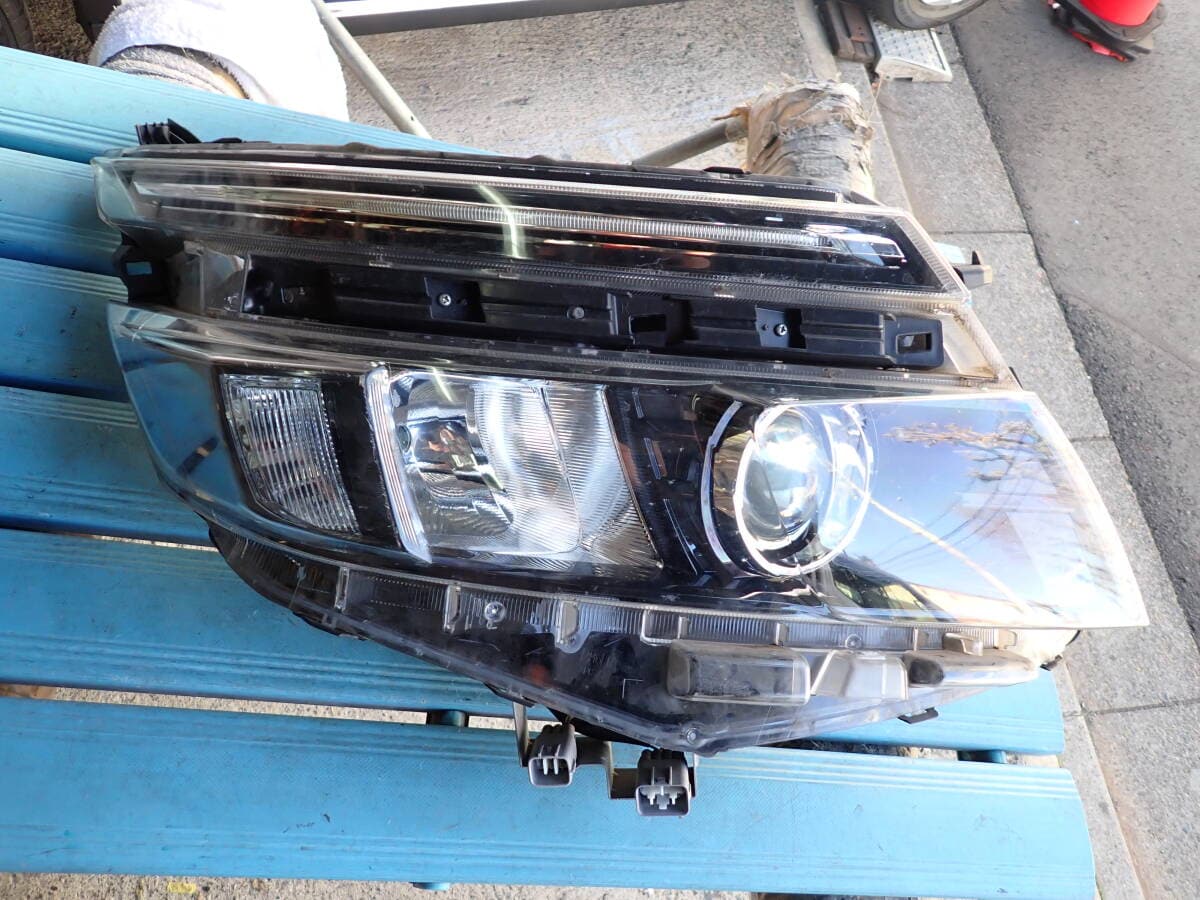 Used]S185 ZRR 80 Voxy Early Model LED L Right headlight Ichiko 28 