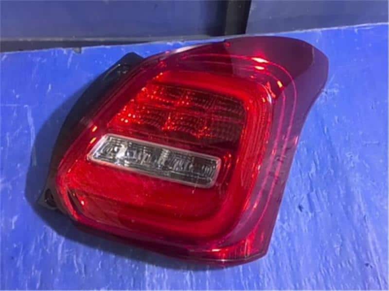らいと Used]Suzuki Genuine Swift ZC33S Right Tail Lamp 35603-53RV0 P61400