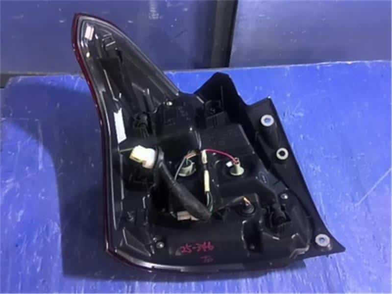Used]Suzuki Genuine Swift ZC33S Right Tail Lamp 35603-53RV0 P61400