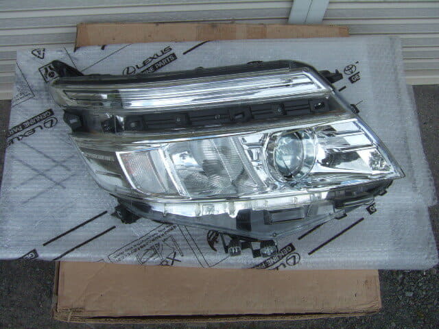 Used]Toyota Voxy hybrid Early Model headlight Right 81110-28G00