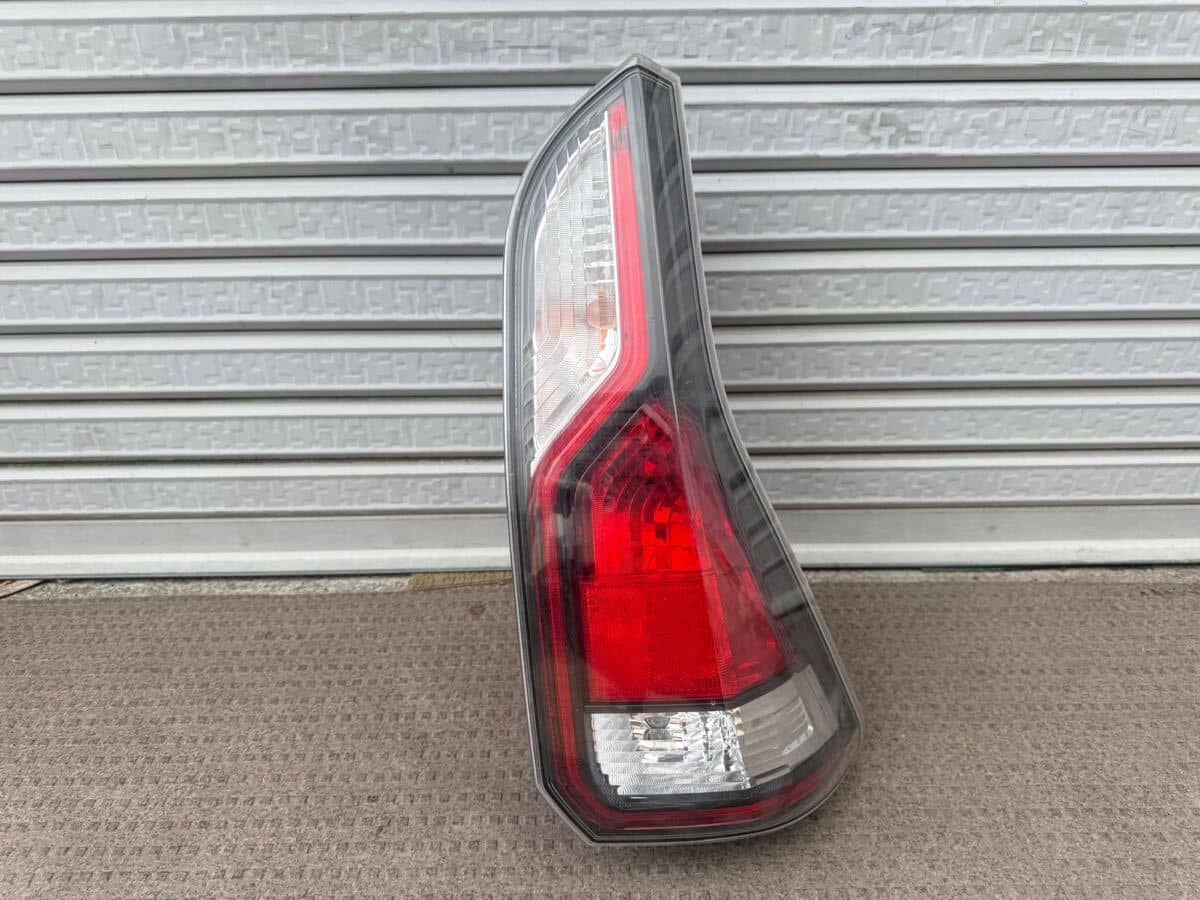 GC27 日産セレナライダーC27、GC27、GFC27、GNC27、GFNC27用純正右