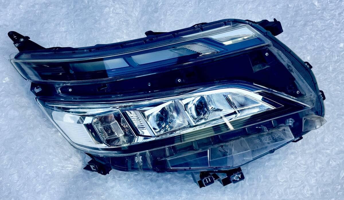 Used]Voxy VOXY 80 Late Model LED headlight Right Headlight 81110
