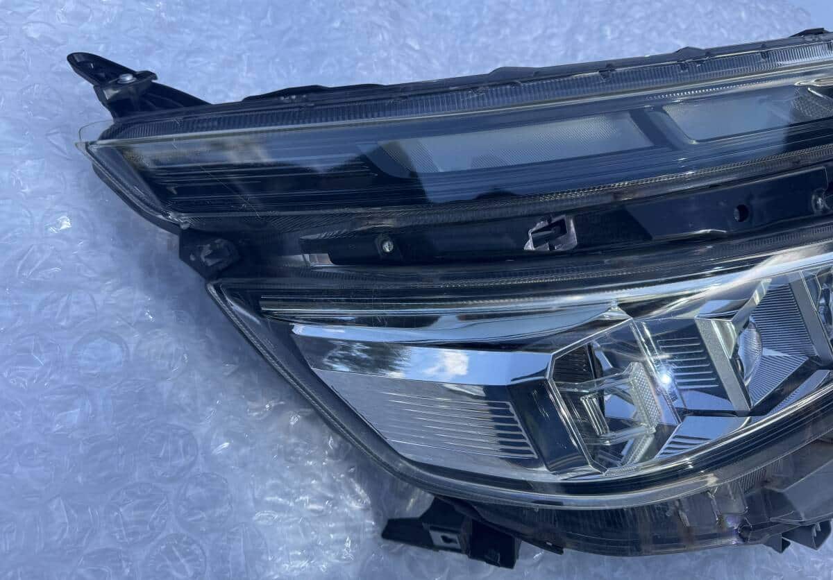Used]Voxy VOXY 80 Late Model LED headlight Right Headlight 81110