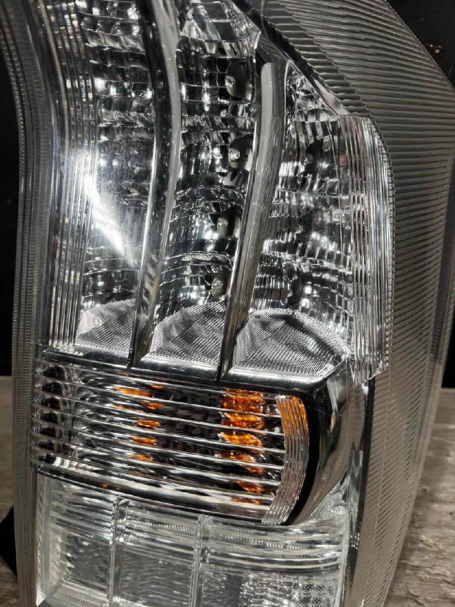 Used]30, Toyota Prius Early Model (ZVW30) Genuine Right Tail Light