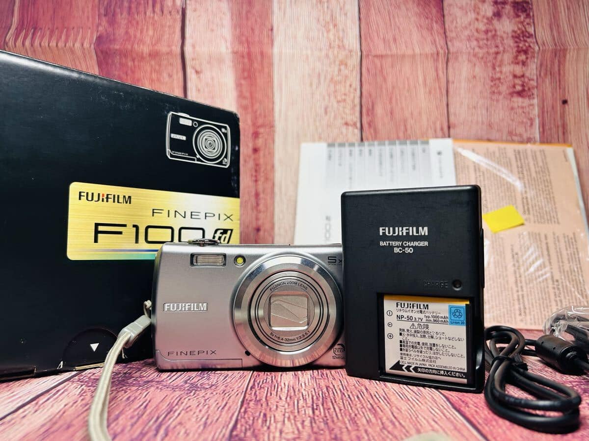 Used]FUJIFILM FUJIFILM FINEPIX F100 digital with the box - BE 