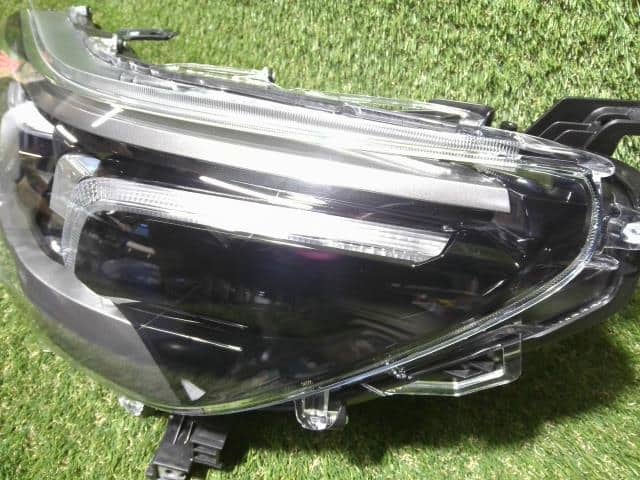 Used]Left Headlight TOYOTA Hilux 2024 3DF-GUN125 81150YP411 - BE