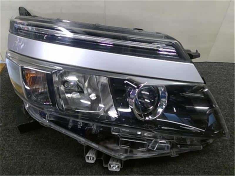 [Used]Right Headlight TOYOTA Voxy 2014 DBA-ZRR85G - BE FORWARD Auto Parts