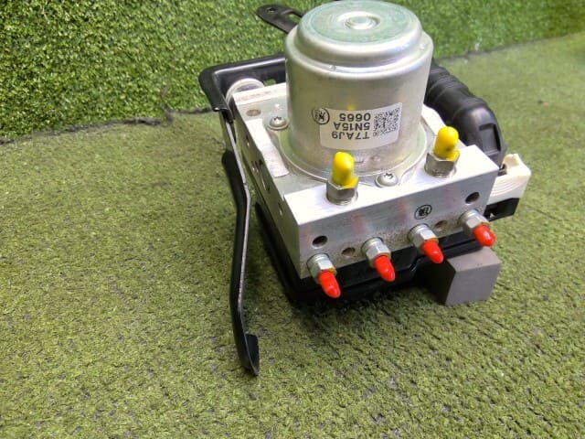Used]Vezel RU1 ABS actuator 57110-T7A-J91 [S] - BE FORWARD Auto Parts