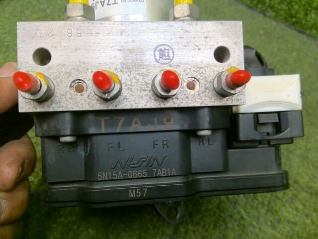 Used]Vezel RU1 ABS actuator 57110-T7A-J91 [S] - BE FORWARD Auto Parts
