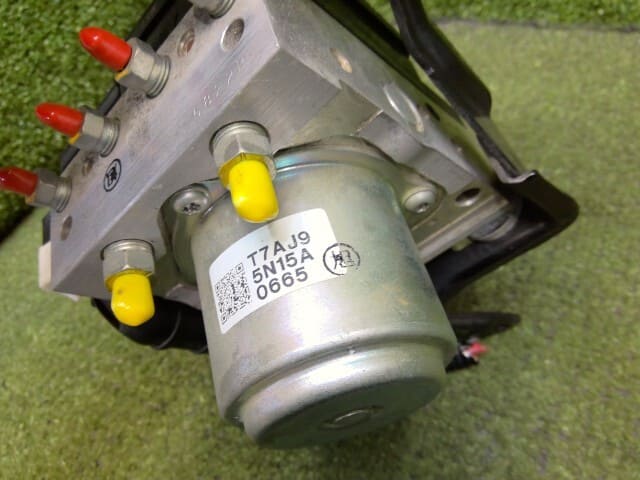 ホンダヴェゼルRU2 ABSモジュレータ57110-T7D-Z14 Used]Vezel RU1 ABS actuator 57110-T7A-J91 [S] - BE FORWARD Auto Parts