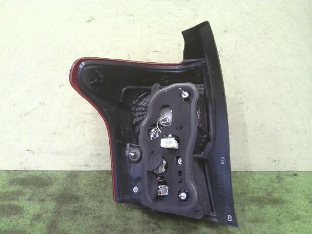 Used]Corolla Fielder DBA-NZE164G Right Tail Lamp 1NZ-FE 040 13-102
