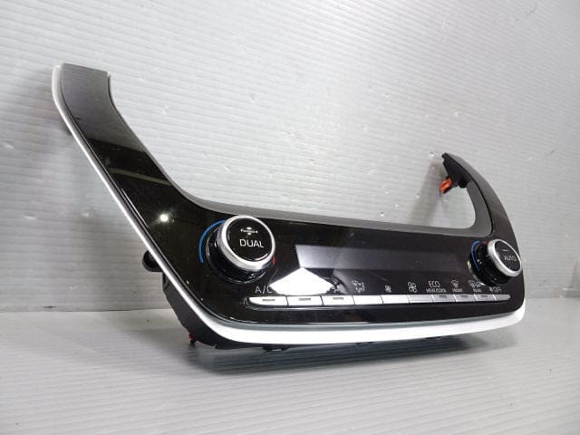 Used]Corolla cross 3BA-ZSG10 air-conditioner switch panel A/C