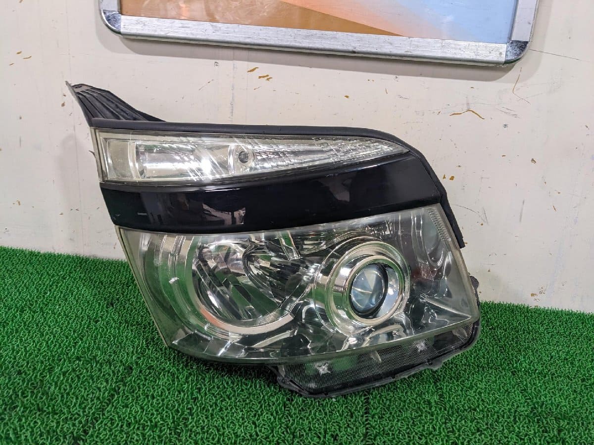 Toyota headlight Right Voxy DBA-ZRR70W ZRR70W ZRR70G