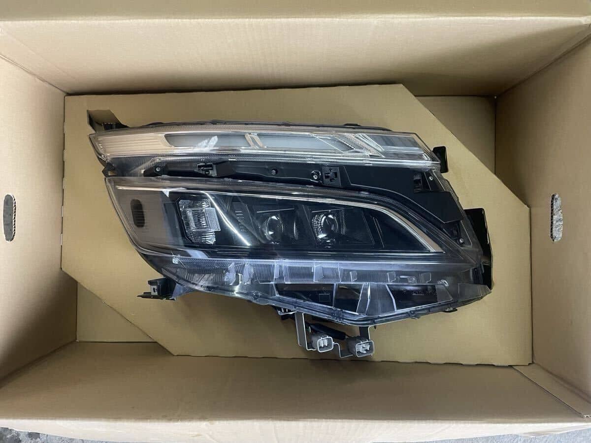 Used]Voxy Late Model LED Right headlight [81130-28J10] ZWR80 ZRR80
