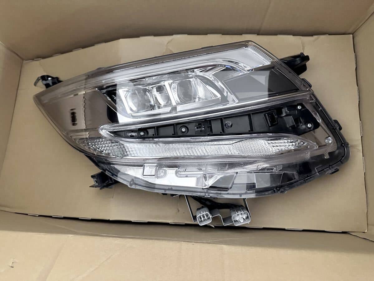 Used]Noah 80 Late Model LED headlight lamp Right W X B Genuine