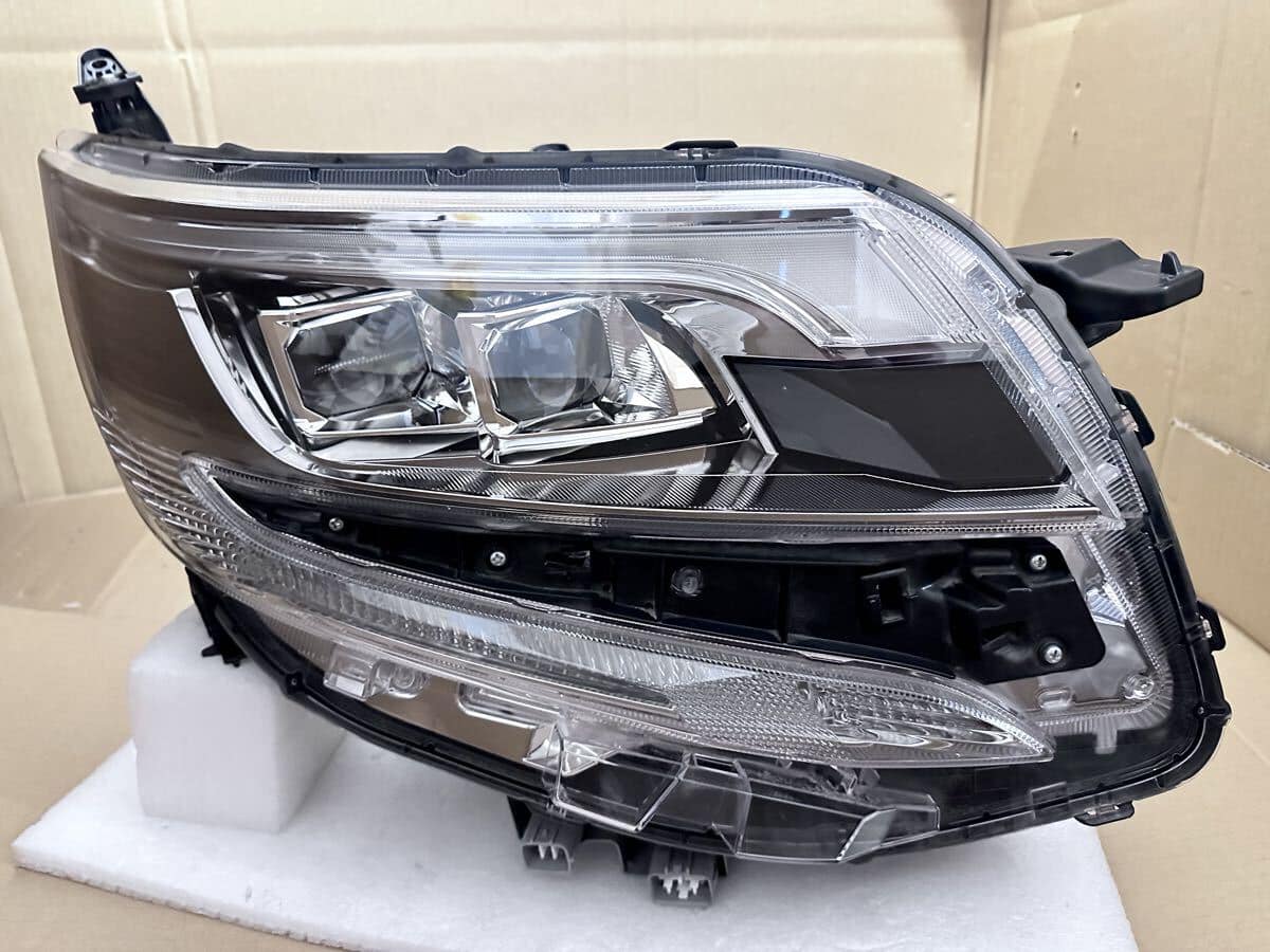 Used]Noah 80 Late Model LED headlight lamp Right W X B Genuine