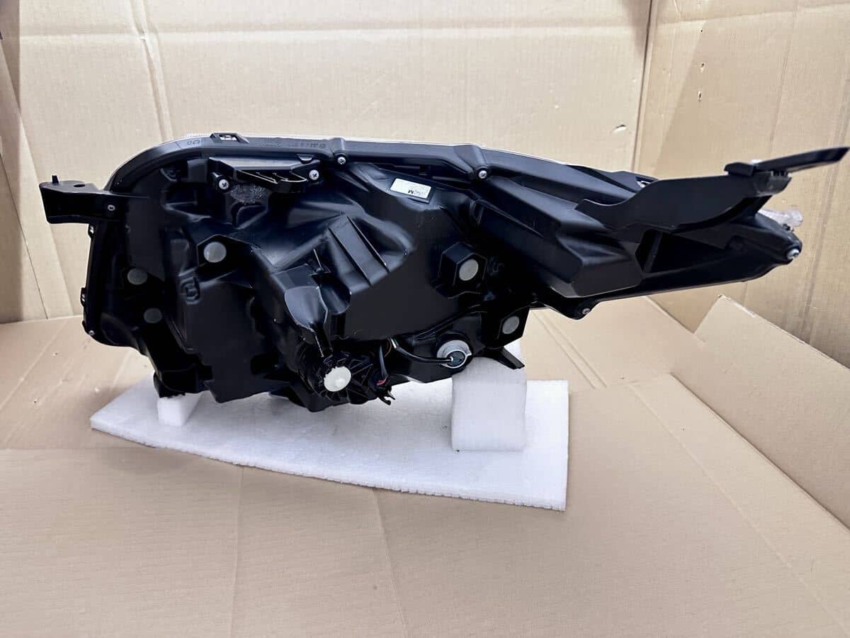 Used]Noah 80 Late Model LED headlight lamp Right W X B Genuine