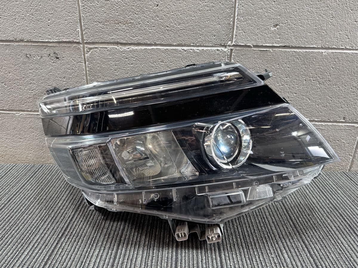 Used]R80219 ② Voxy ZRR80 Early Model Genuine headlight Right LED 