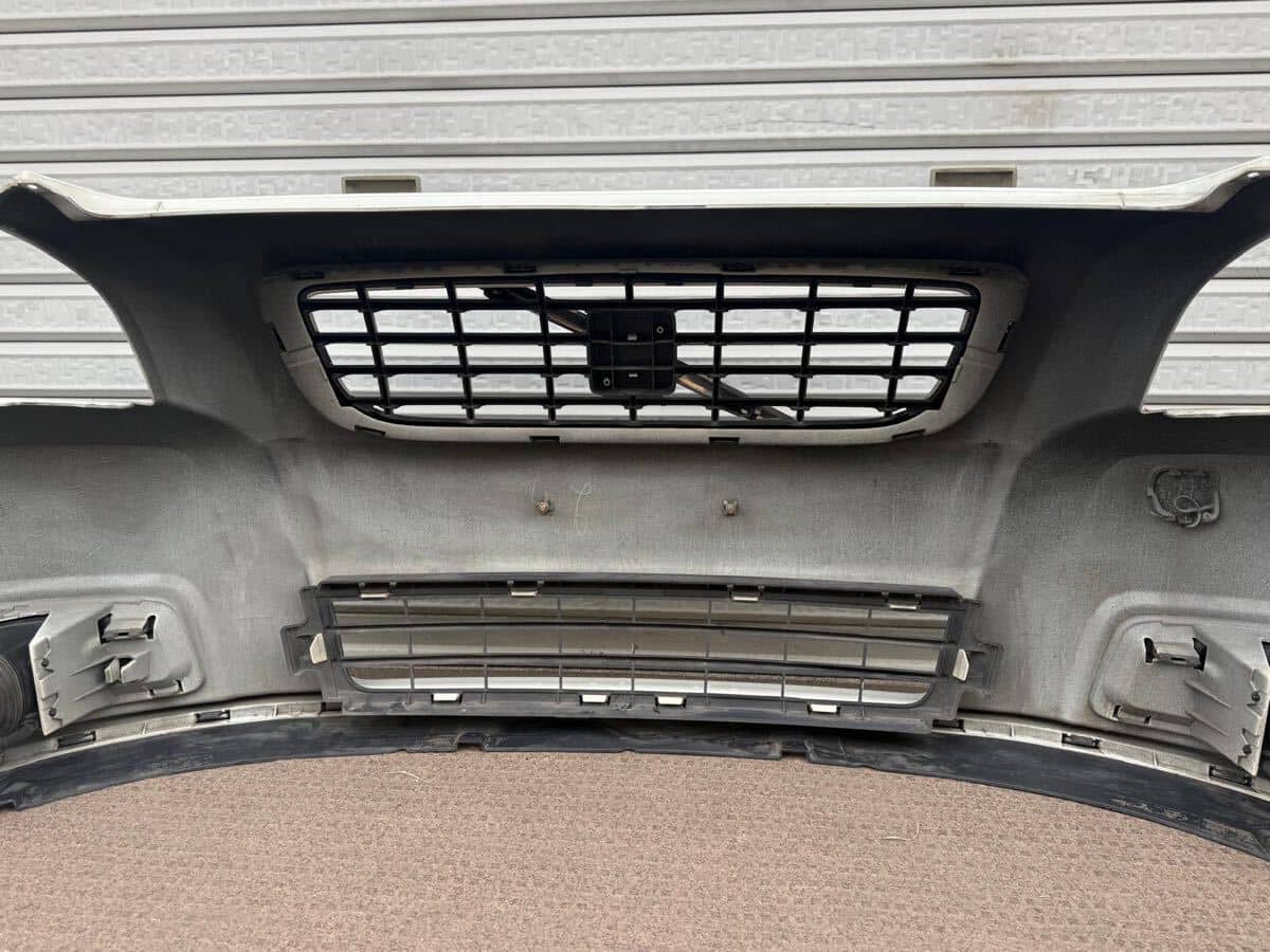 ボルボ V50（後期型）純正フロントバンパー MB4204S（ホワイト色） Used]Volvo V50 (Late Model type) Genuine Front bumper MB4204S