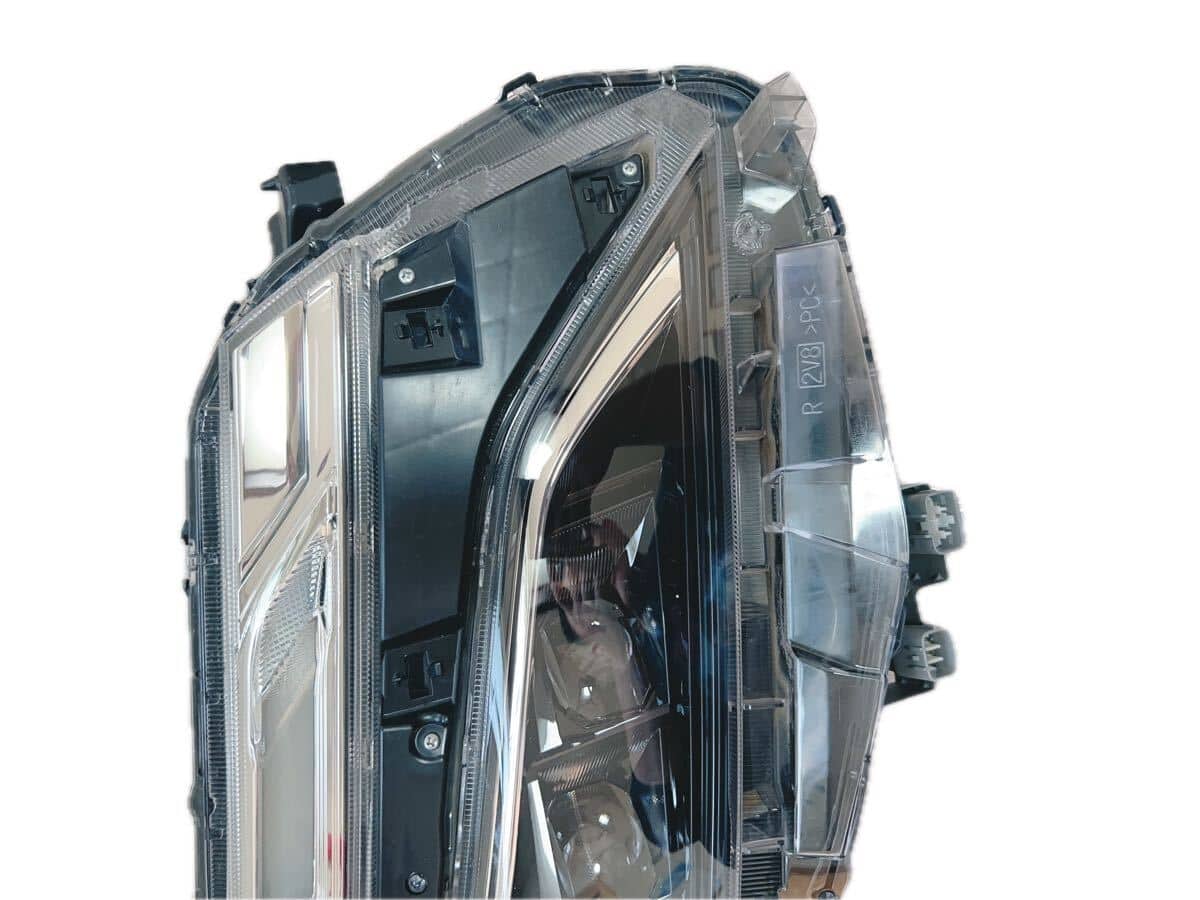 ICHIKOH ヘッドライト 本体 81110-28J10 Used]Toyota Genuine 80 system Voxy Late Model Right headlight LED