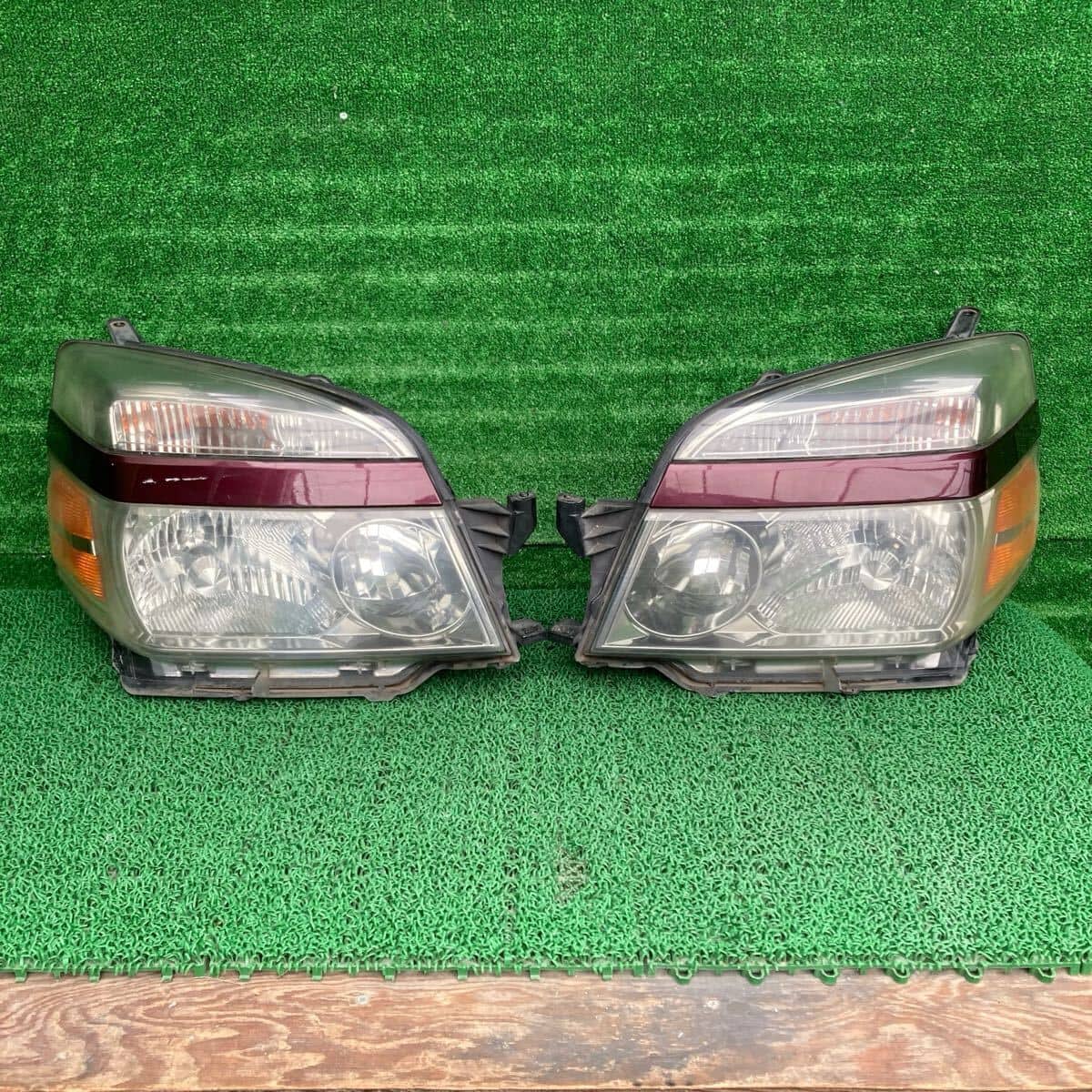 Used]Toyota Voxy AZR60 Genuine headlight Headlight right and left 