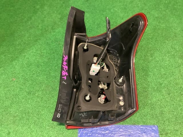 パーツ CorollaFielder NZE164G LeftTail Lamp Used]Corolla Fielder DBA-NZE164G Left Tail Lamp 1F7 - BE FORWARD
