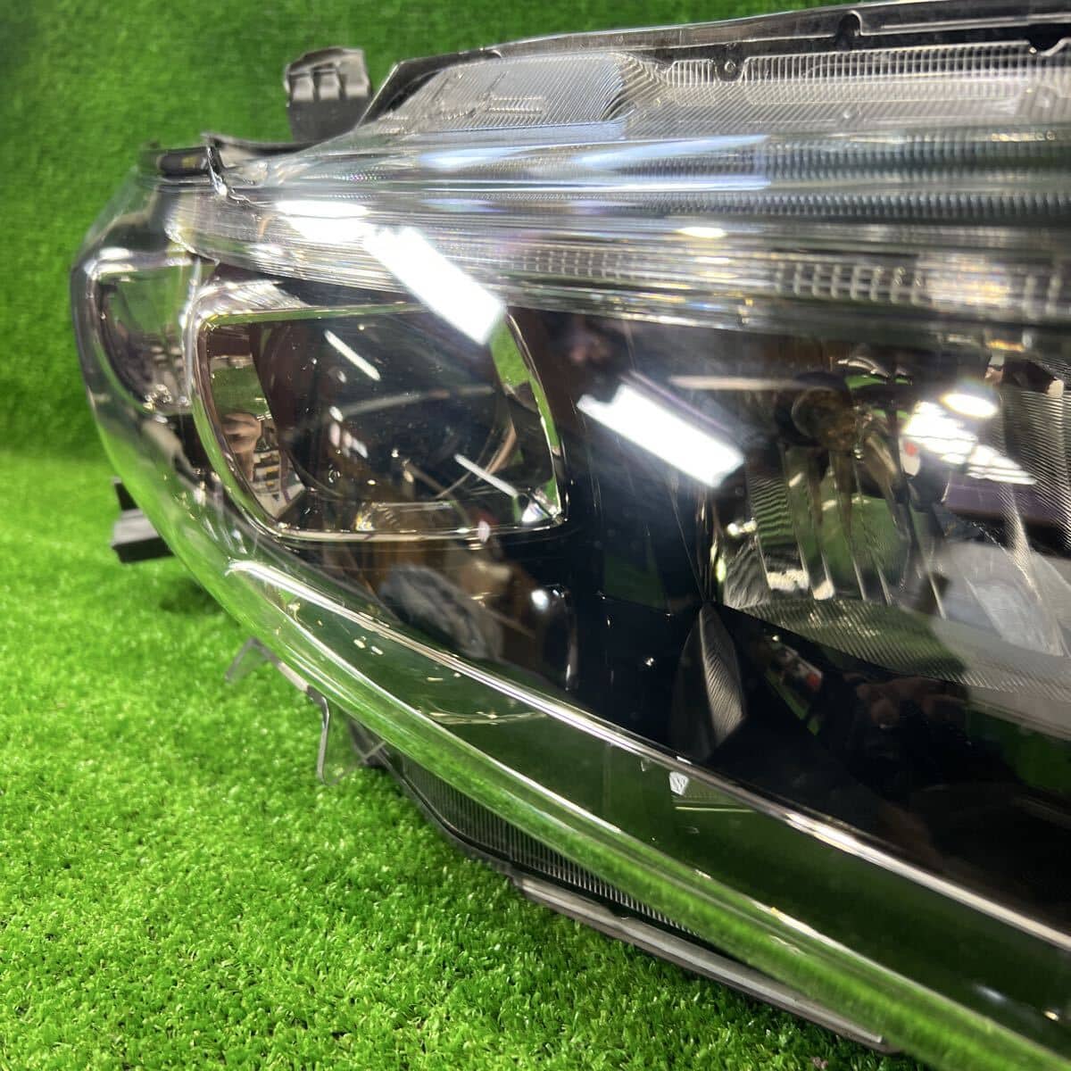 Used]Harrier 60 system headlight Right 81110-48440 KOITO48-147
