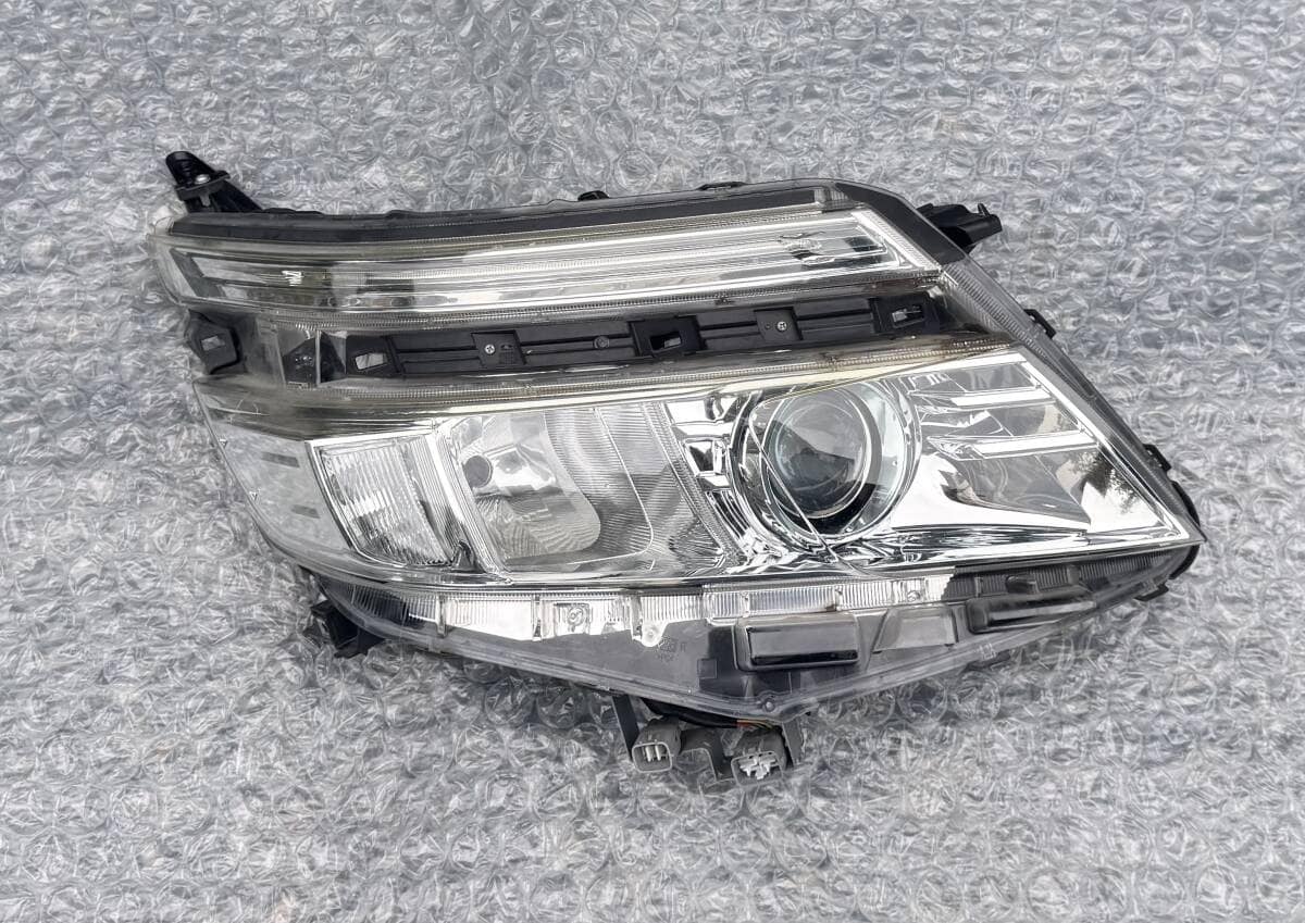 Used]Voxy VOXY 80 zenkikirameki LED headlight Right Headlight 