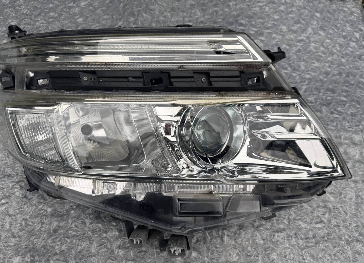 Used]Voxy VOXY 80 zenkikirameki LED headlight Right Headlight