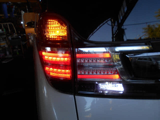 Used]VELLFIRE DBA-AGH30W Left Tail Lamp light lens 81561-58140 LED