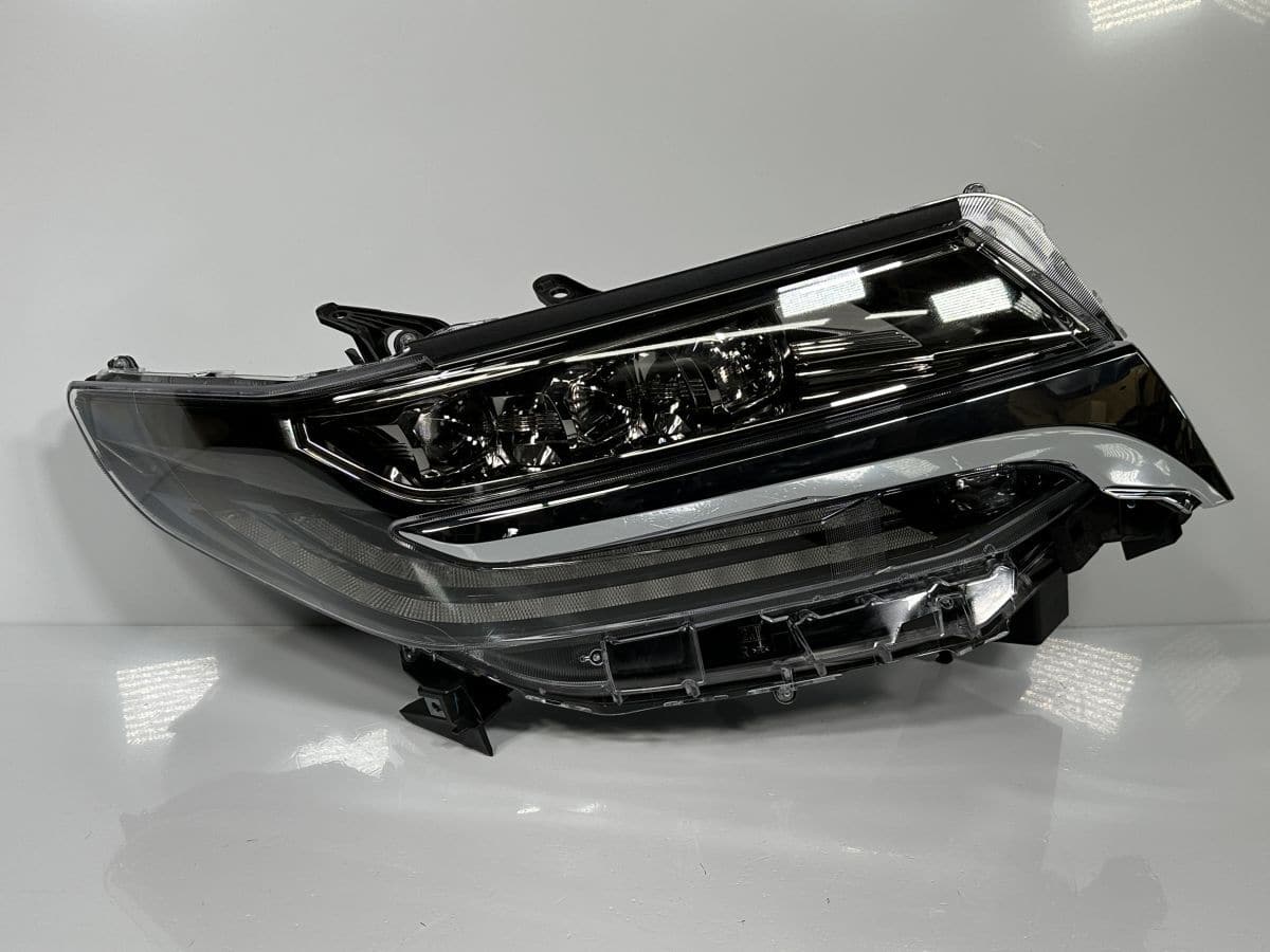 Used]The Alphard AGH30W GGH30W Late Model Genuine Right light RH 3