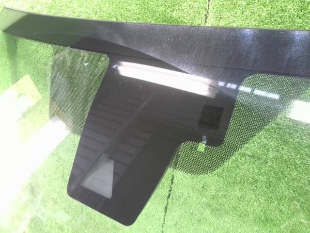 Used]Front Windshield TOYOTA C-HR 2019 6AA-ZYX11 5610110934 - BE