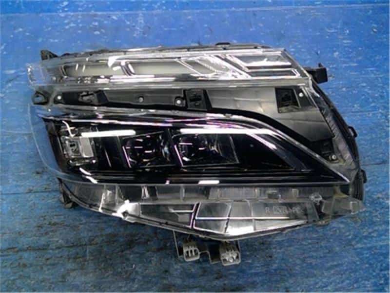 [Used]Right Headlight TOYOTA Voxy 2020 DBA-ZRR80W - BE FORWARD Auto Parts