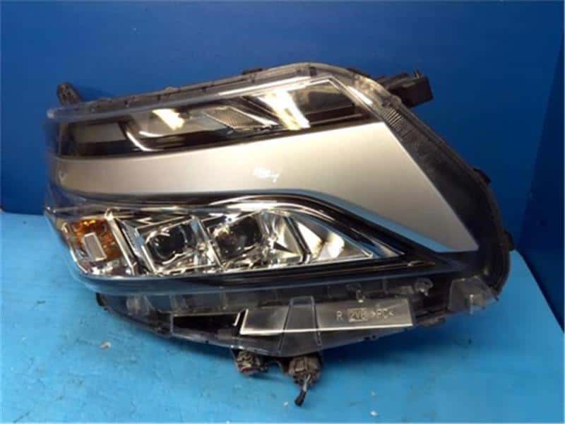[Used]Right Headlight TOYOTA Voxy 2017 DBA-ZRR80G 8113028G60 - BE ...